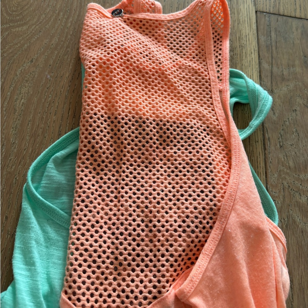 Two Flowy Exercise Tops - Picture 4 of 4